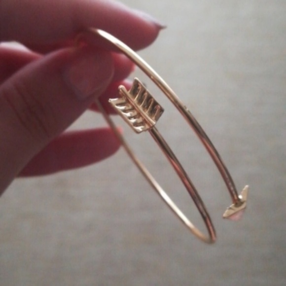 🌞  NEW Arrow Bangle Bracelet - Gold 💫 - Picture 5 of 6